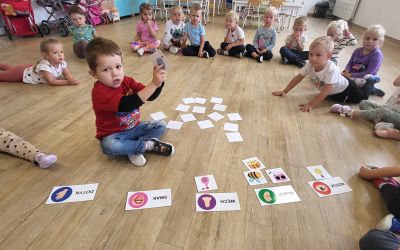 PRZEDSZKOLE NR 1 W BRUSACH: „Poznajemy świat zmysłami” – zajęcia sensoryczne w grupie Słoneczek