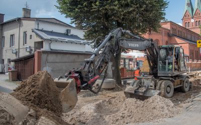 POSTĘPY PRAC PRZY PRZEBUDOWIE ULIC W CENTRUM BRUS – AKTUALNA SYTUACJA NA PLACU BUDOWY