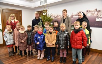 PRZEDŚWIĄTECZNA WIZYTA PRZEDSZKOLAKÓW W URZĘDZIE