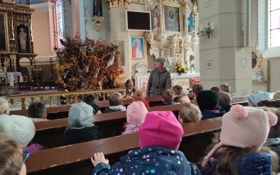 PRZEDSZKOLE NR 1 W BRUSACH: Dzieci z Przedszkola nr 1 w Brusach podziwiają eksponaty zwierząt