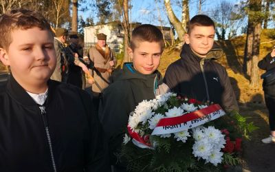 SP W LUBNI: Uroczystości pod pomnikiem w Męcikale z udziałem SP im. Tajnej Organizacji Wojskowej „Gryf Pomorski” w Lubni