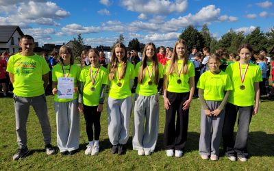 SZKOŁA PODSTAWOWA NR 1 W BRUSACH: Gminne Igrzyska Młodzieży Szkolnej w sztafetowych biegach przełajowych dziewcząt