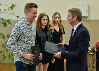 MATURZYŚCI Z KLO ODEBRALI ŚWIADECTWA SZKOLNE