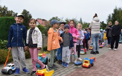 AUTA NA SPACERZE Z DZIEĆMI – BRUSY ŚWIĘTUJĄ DZIEŃ BEZ SAMOCHODU
