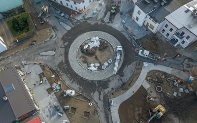 TRZECIE RONDO W BRUSACH NA FINISZU – CENTRUM MIASTA ZYSKUJE NOWY WYGLĄD