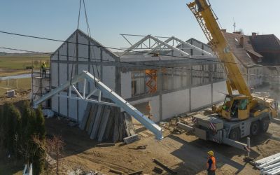 MONTAŻ KONSTRUKCJI DACHOWEJ SALI GIMNASTYCZNEJ W ZALESIU