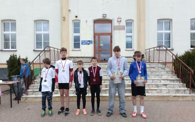 SP W WIELKICH CHEŁMACH: Gminne Igrzyska Dzieci w Drużynowych Biegach Przełajowych Chłopców