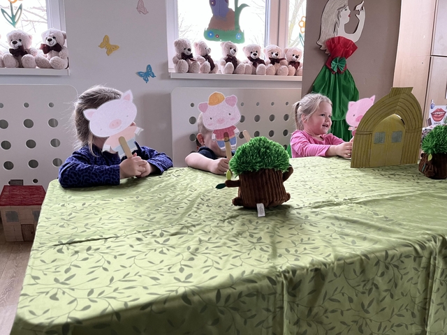 PRZEDSZKOLE NR 1 W BRUSACH: Gmina Brusy stawia na przedszkolaków - teatrzyk "Trzy świnki"
