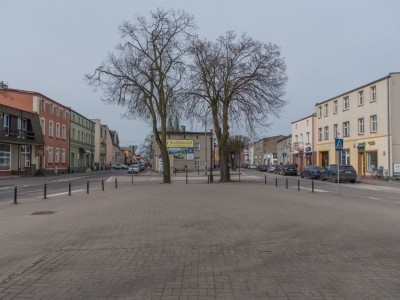 Plac Jana Pawła II - część od strony ulicy Pocztowej, w obrębie przystanku autobusowego. 