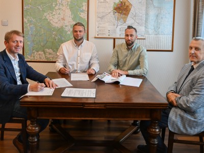 Podpisanie umowy z przedstawicielami firmy Ogrodnictwo Tradycyjne Wieccy z Brus. 
