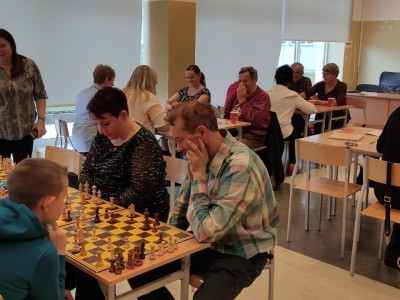 KOŁO SZACHOWE FAMILIJNE LOWE BIORĄCE UDZIAŁ W DNIU GIER PLANSZOWYCH