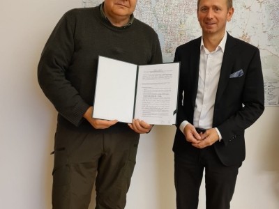 Inwestycję wsparło Nadleśnictwo Przymuszewo. Fot. Burmistrz Brus podczas podpisania umowy z nadleśniczym Arturem Kowalskim.