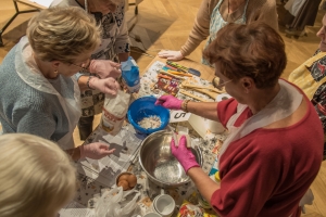 SENIORZY GOTOWALI KASZUBSKĄ &quot;DZIADÓWKĘ&quot; I PIEKLI ROGALIKI