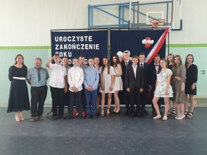 Uroczyste zakończenie roku szkolnego 2020/2021 w Szkole Podstawowej im. TOW ,,Gryf Pomorski” w Lubni oraz pożegnanie klasy VIII
