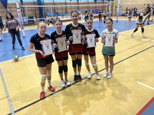 SP KOSOBUDY: Zmagania w wojewódzkiej  lidze mini siatkówki dziewcząt „Kinder Joy of moving” 