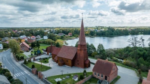 KOŚCIÓŁ W LEŚNIE PO REMONCIE – ODNOWIONY DACH I ELEWACJA