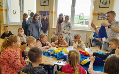 SP LUBNIA: Warsztaty regionalne w Lubni – filcowe broszki oraz pokaz „bùczki”