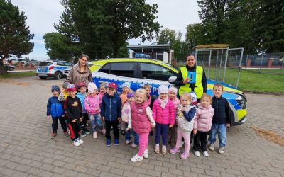 PRZEDSZKOLE NR 1 W BRUSACH: Z wizytą u mundurowych – bezpieczna droga do przedszkola