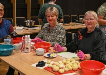 KULINARNE CZWARTKI - SENIORZY PRZYGOTOWALI KNEDLE ZE ŚLIWKAMI
