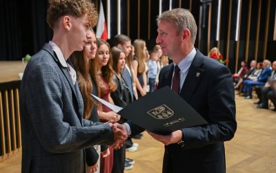 DZIEŃ EDUKACJI NARODOWEJ - STYPENDIA I NAGRODY BURMISTRZA BRUS - MATERIAŁ FILMOWY