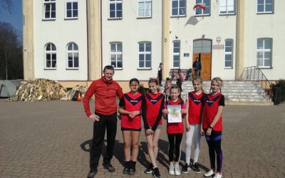 SP NR 1 BRUSY: Gminne Igrzyska Dzieci  w drużynowych biegach przełajowych dziewcząt.