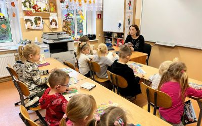 SP CZAPIEWICE: LEKCJA BIBLIOTECZNA POŚWIĘCONA PRAWOM DZIECKA