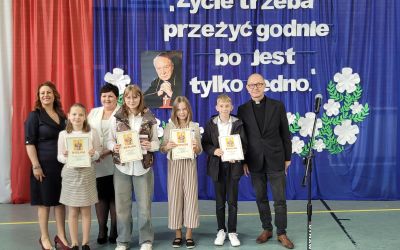 SP W LEŚNIE: Obchody 20-lecia nadania szkole imienia Błogosławionego Kardynała Stefana Wyszyńskiego