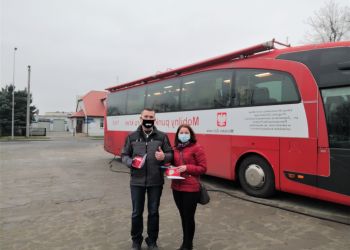 BRUSZANIE POMAGAJĄ ODDAJĄC KREW