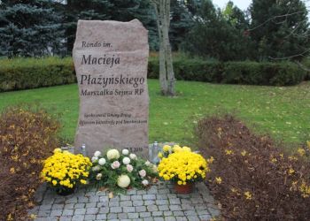 Chryzantemy zdobią miejsca pamięci