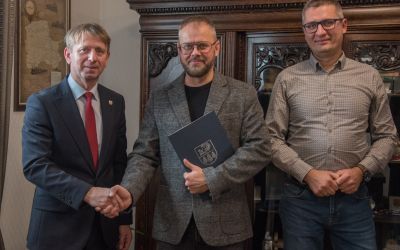 BURMISTRZ BRUS PODPISAŁ UMOWĘ NA BUDOWĘ HALI SPORTOWEJ W ZALESIU