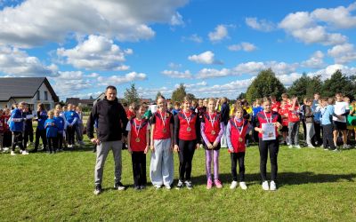 SZKOŁA PODSTAWOWA NR 1 W BRUSACH: Gminne Igrzyska Dzieci w sztafetowych biegach przełajowych dziewcząt